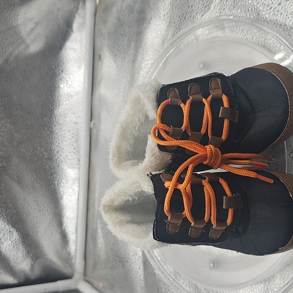 E Black And Orange With A White Fur Top But Thay Do Not Have A Brand On Them - Picture 5 of 7